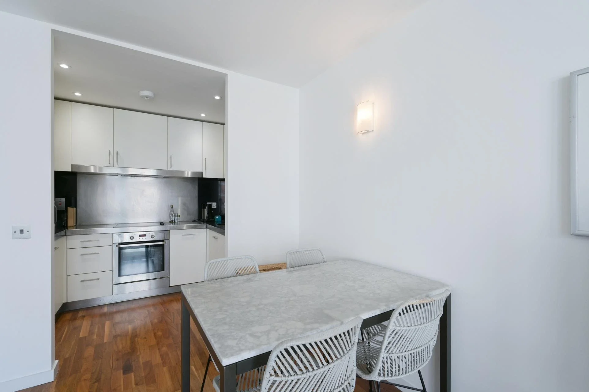 Flat Fairmont Avenue in Greater London