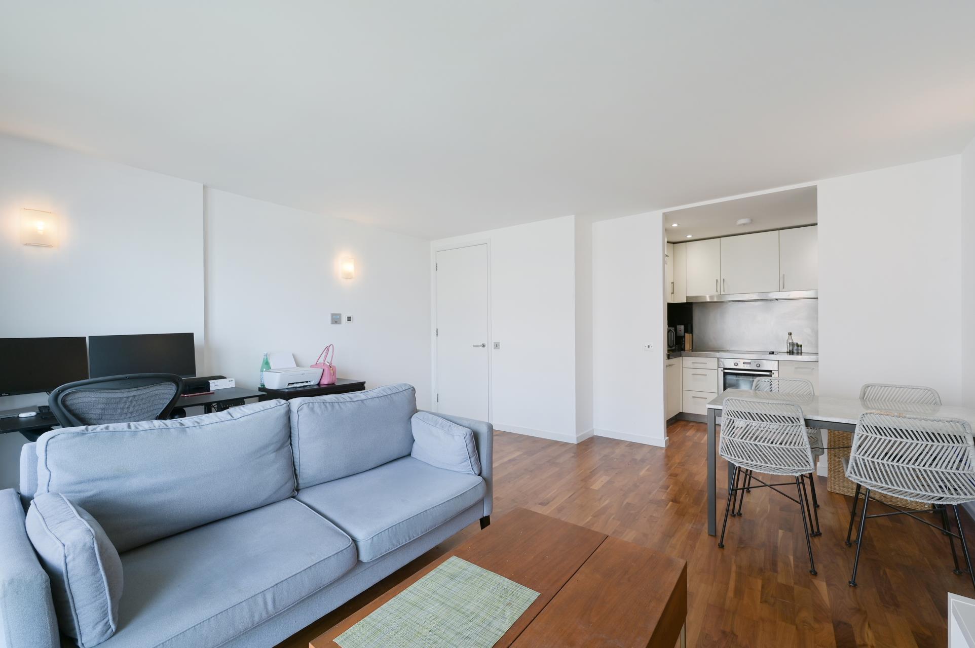Flat Fairmont Avenue in Greater London