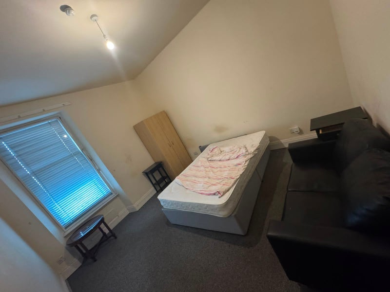 Room Springburn Road in Glasgow