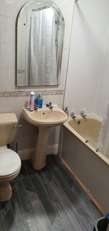 Room Springburn Road in Glasgow