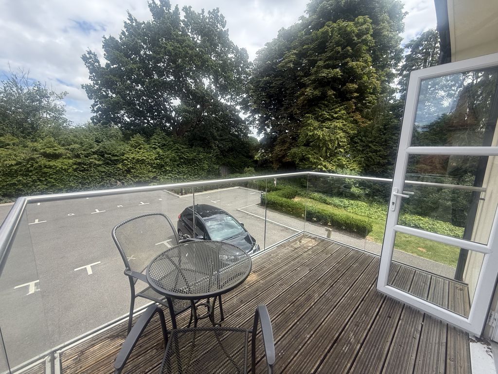 Flat Westhall Road in Warlingham