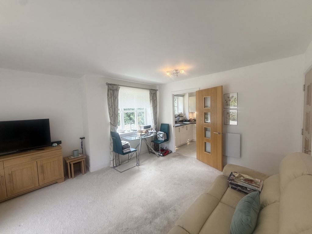 Flat Westhall Road in Warlingham
