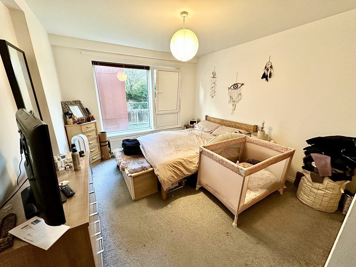 Flat Elm Grove in Greater London