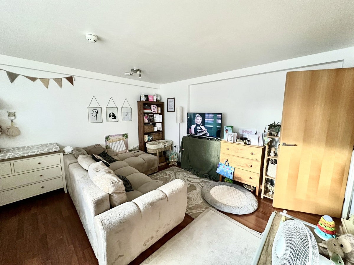 Flat Elm Grove in Greater London