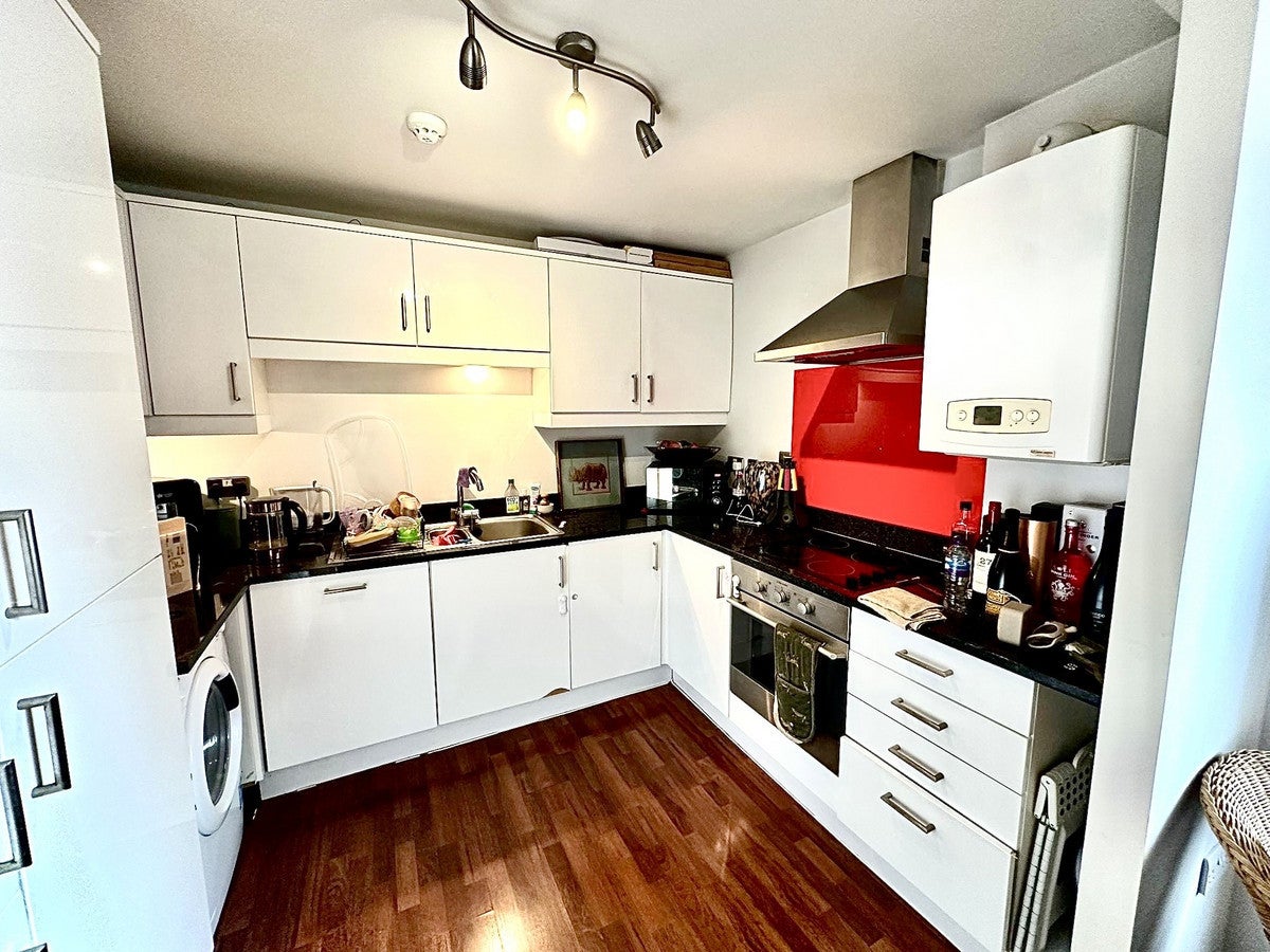 Flat Elm Grove in Greater London