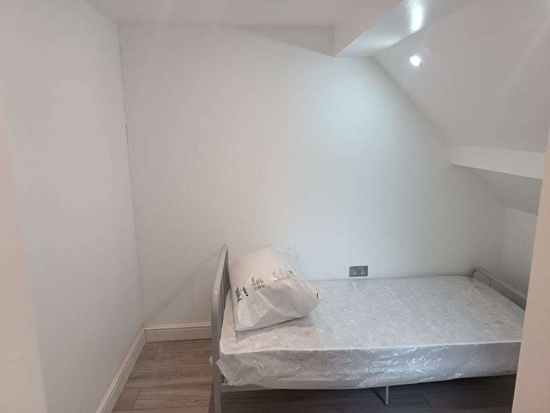 Room Cheshunts in Basildon