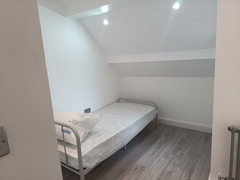 Room Cheshunts in Basildon
