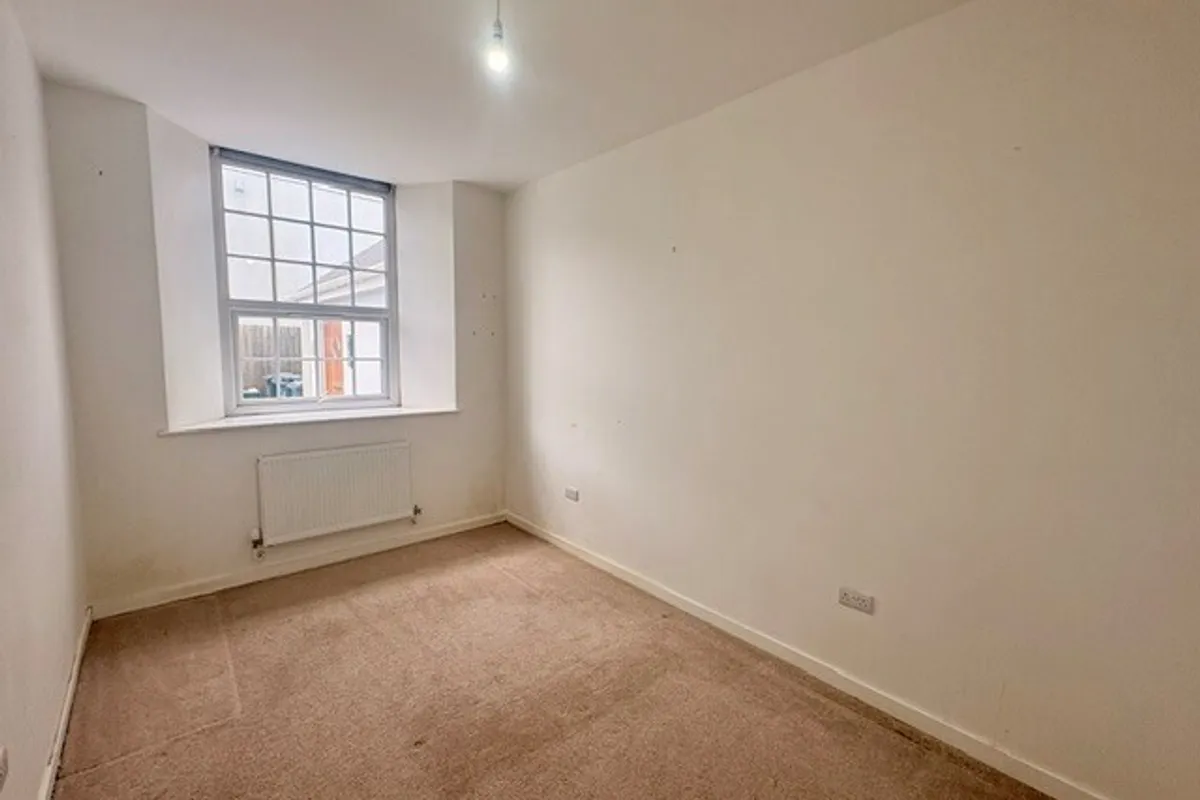 Flat Old Chapel Way in Millbrook