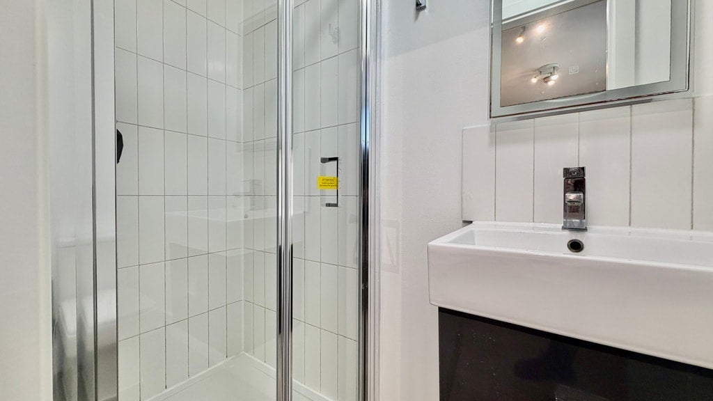 Room Gunnersbury Lane in Greater London