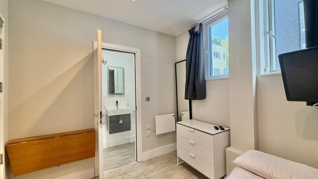 Room Gunnersbury Lane in Greater London