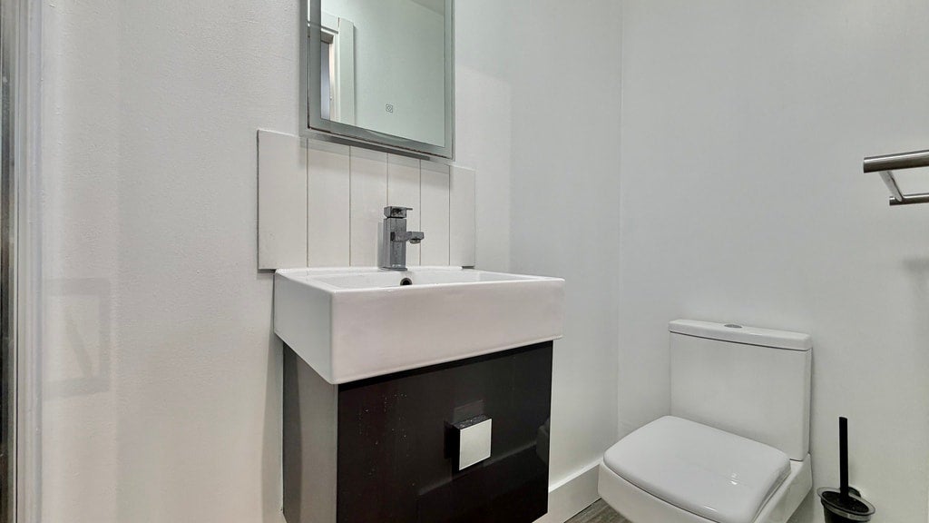 Room Gunnersbury Lane in Greater London