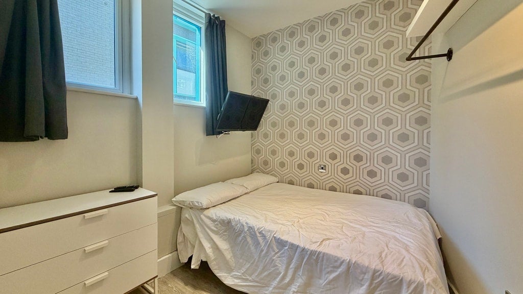 Room Gunnersbury Lane in Greater London