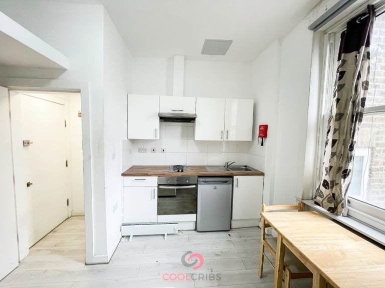 Flat Warwick Road in Greater London
