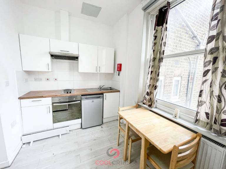 Flat Warwick Road in Greater London