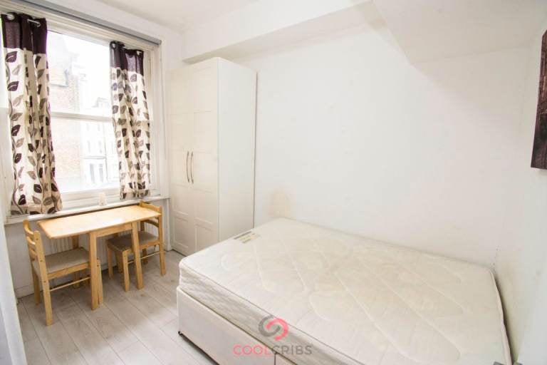 Flat Warwick Road in Greater London
