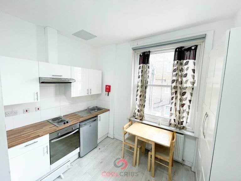 Flat Warwick Road in Greater London