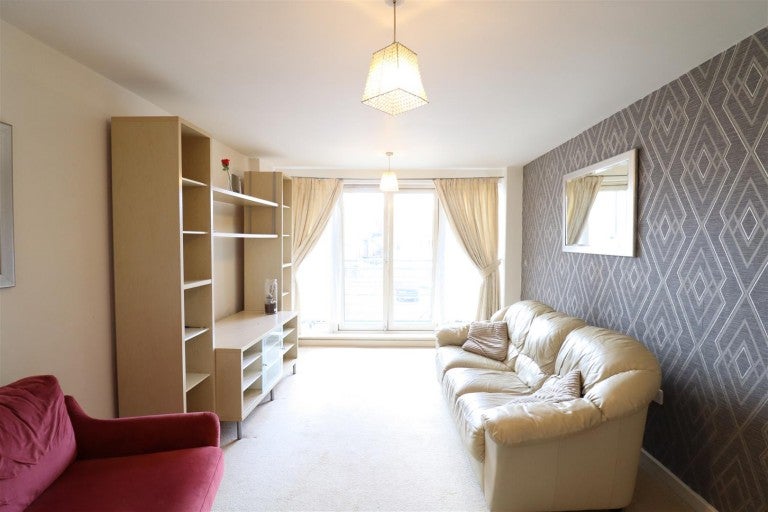 Flat Manor House Drive in Coventry