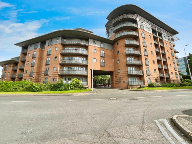 Flat Manor House Drive in Coventry