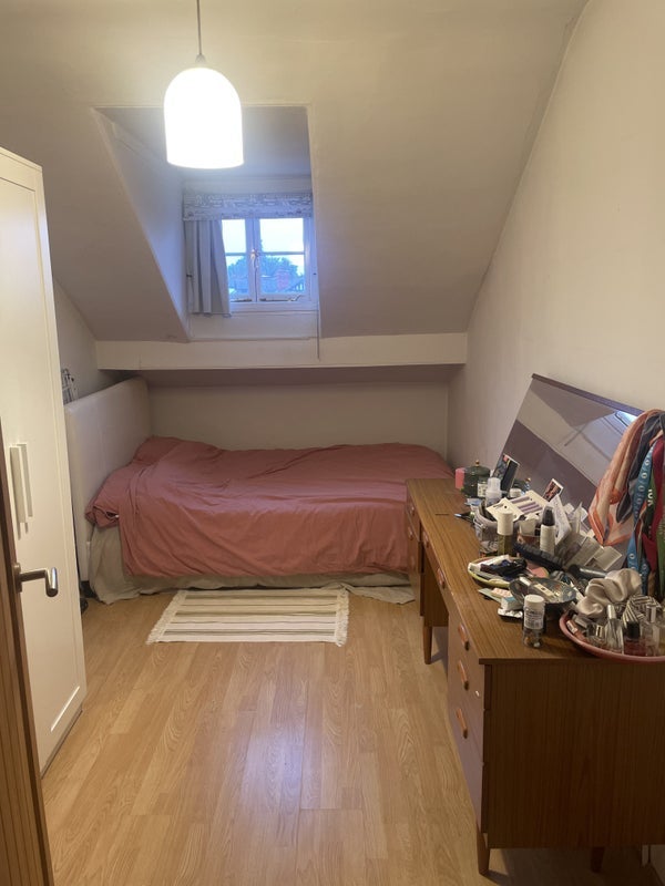Room Kirkstall Lane in Leeds
