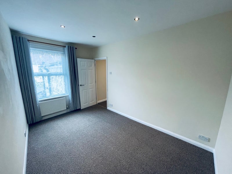 Flat Bradley Crescent in Bristol