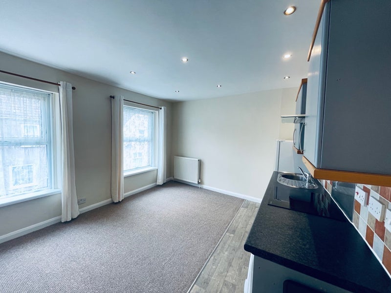 Flat Bradley Crescent in Bristol
