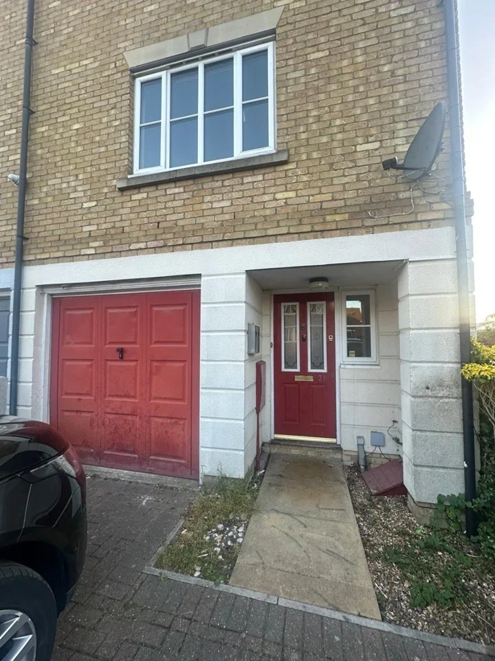 House Pearcy Close in Greater London