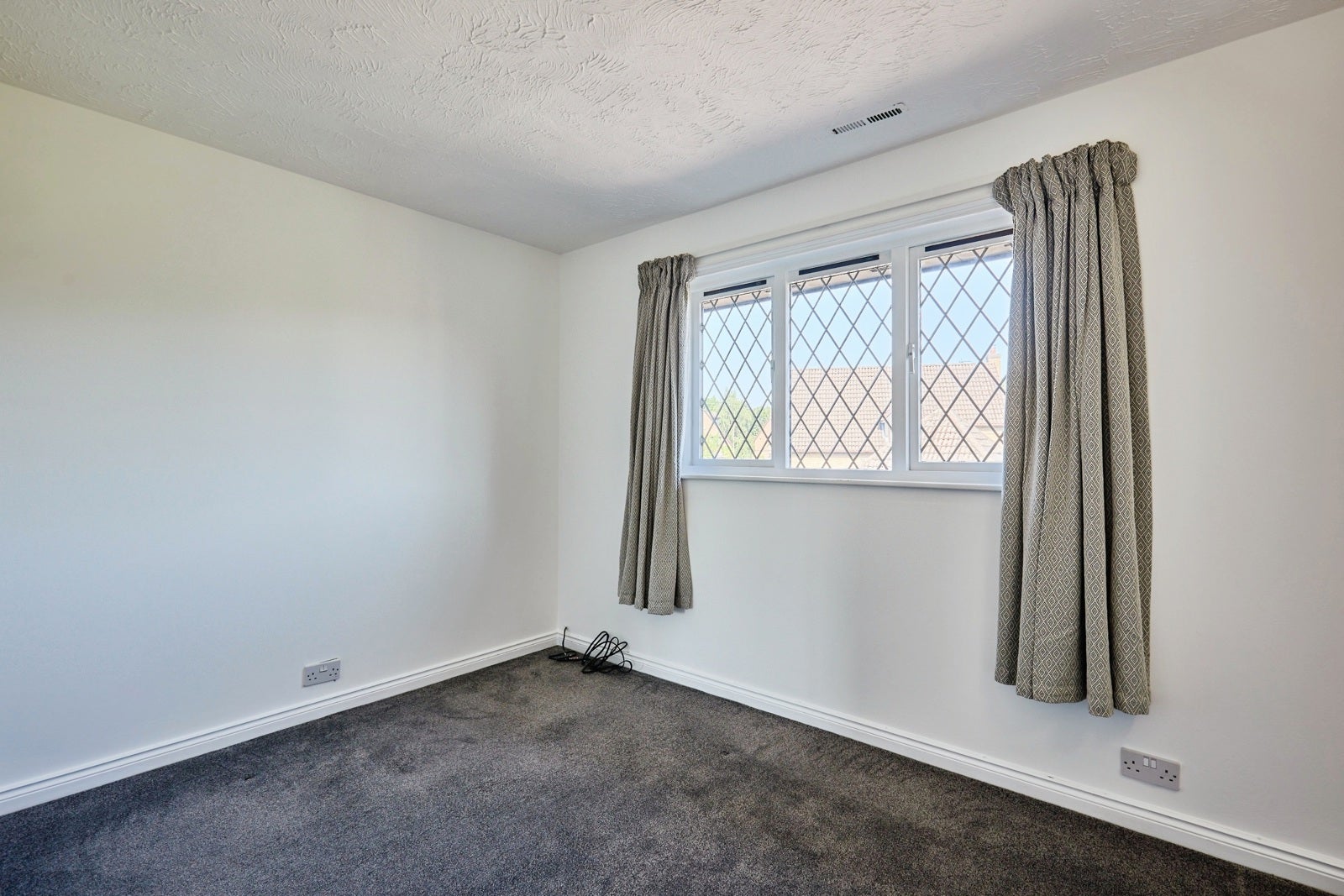 House All Saints Close in Wokingham