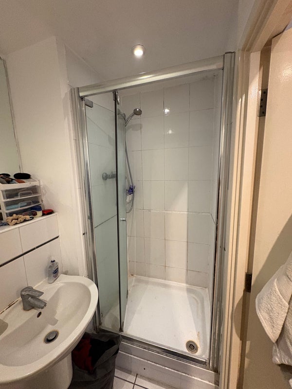 Room East India Dock Road in Greater London