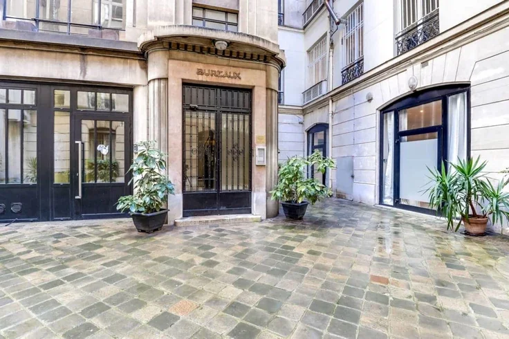 Flat Rue de Ponthieu in Paris