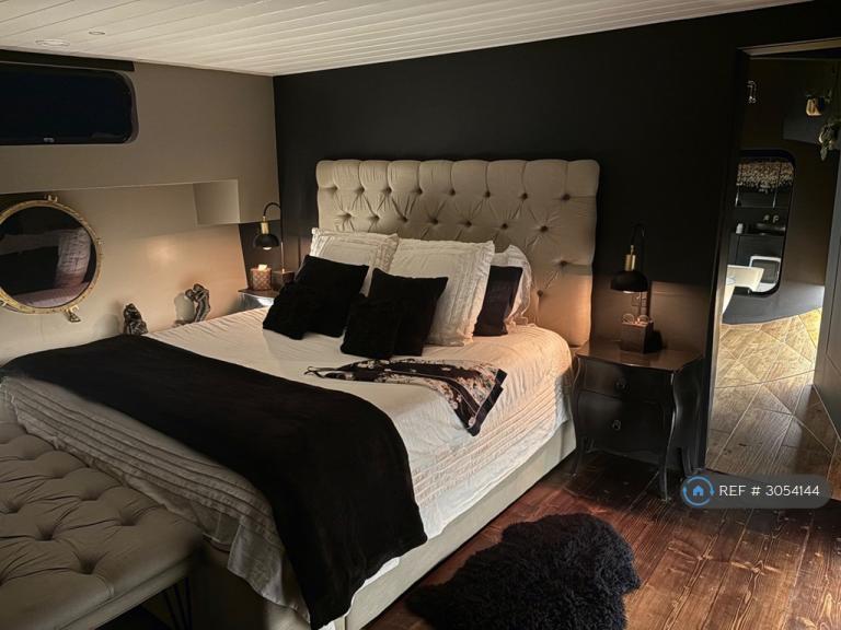 Flat Walton Lane in Elmbridge