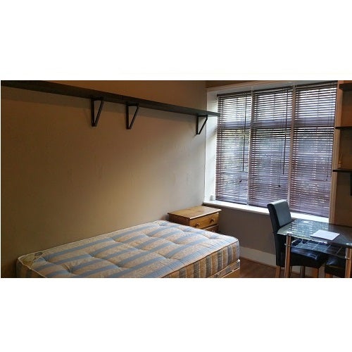 Room Bath Road in London