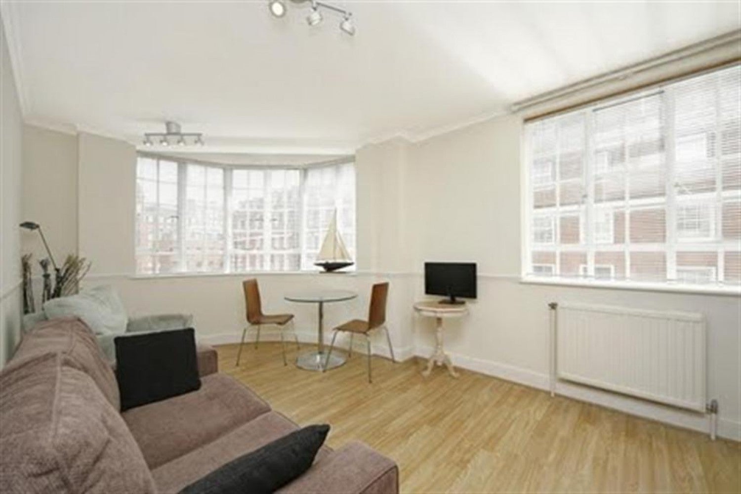Flat Sloane Avenue in Greater London