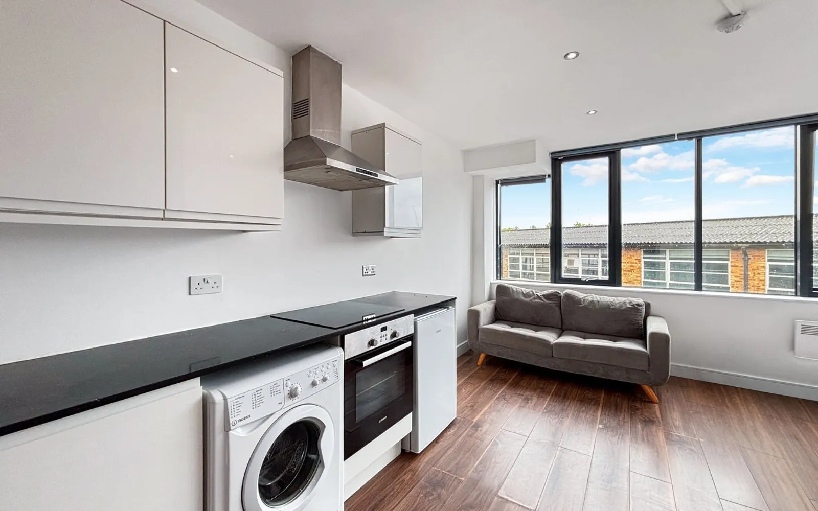 Flat Elmgrove Road in Greater London