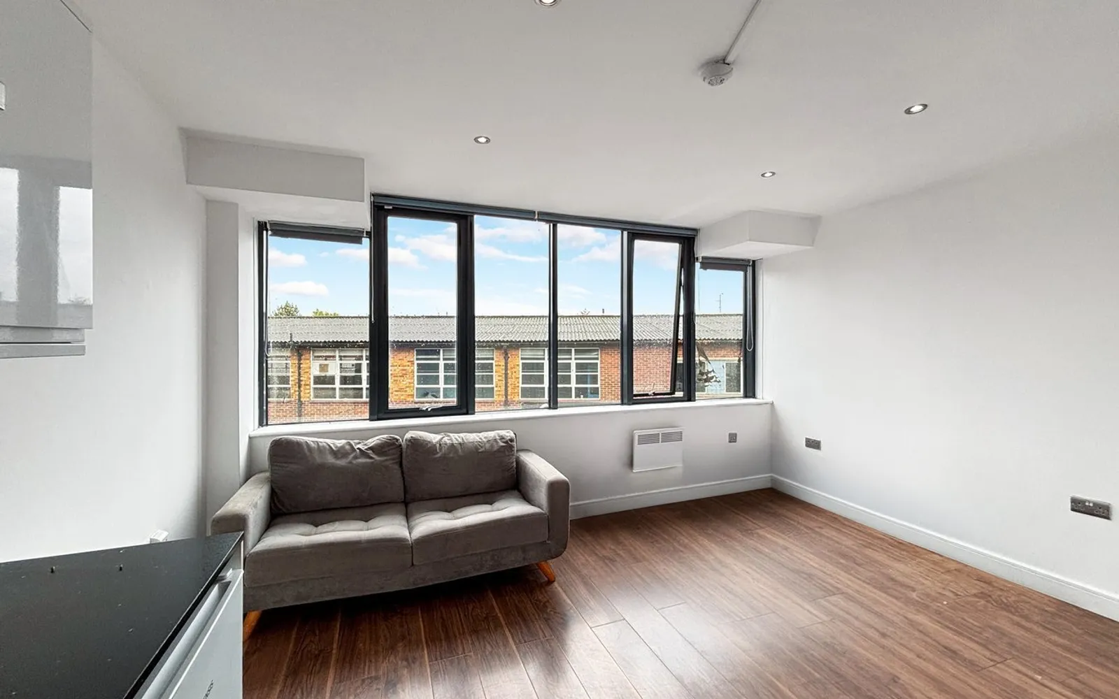 Flat Elmgrove Road in Greater London