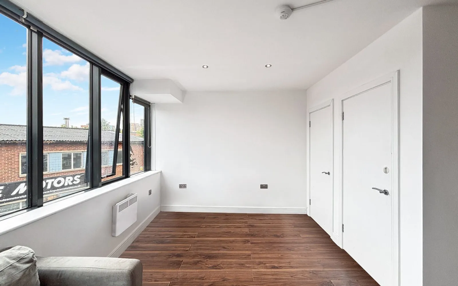 Flat Elmgrove Road in Greater London