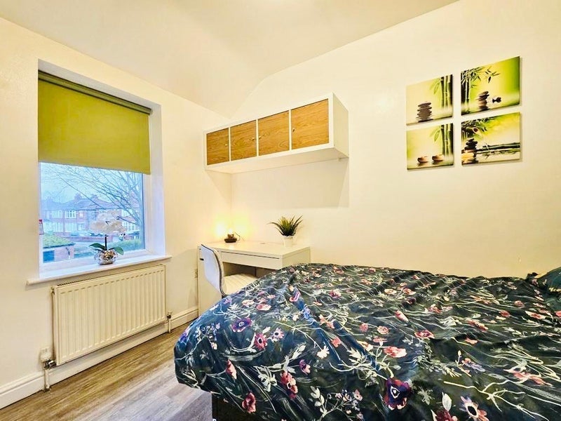 Room Heyscroft Road in Manchester
