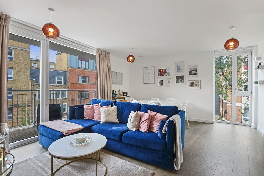 Flat Elmfield Road in Greater London
