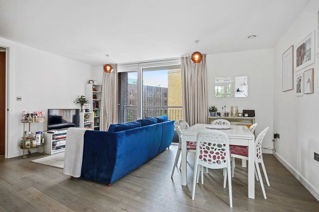 Flat Elmfield Road in Greater London