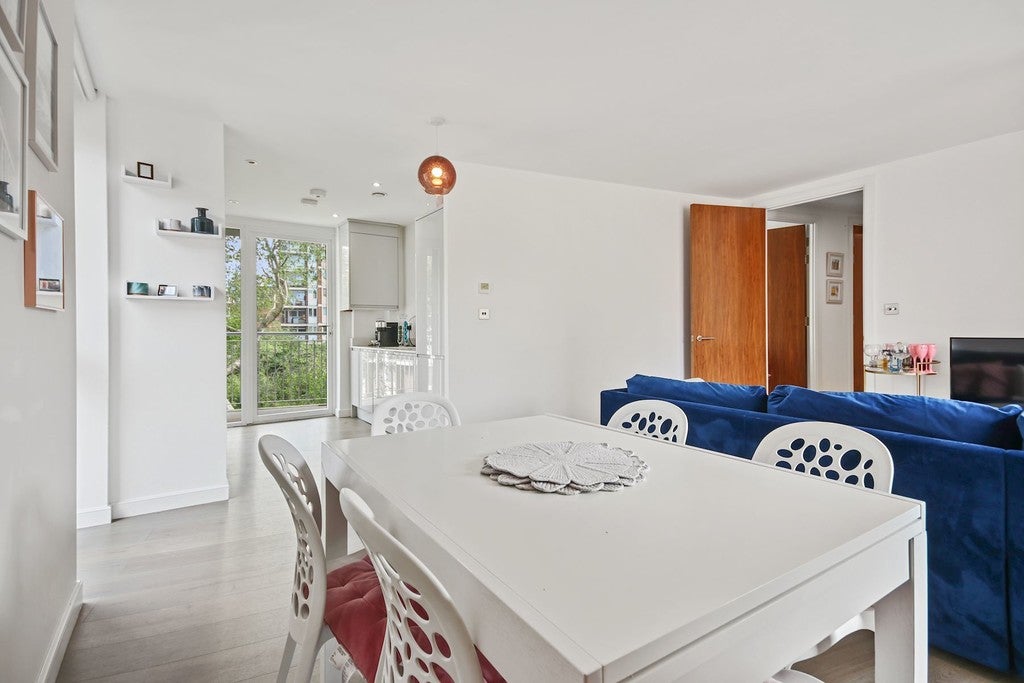 Flat Elmfield Road in Greater London