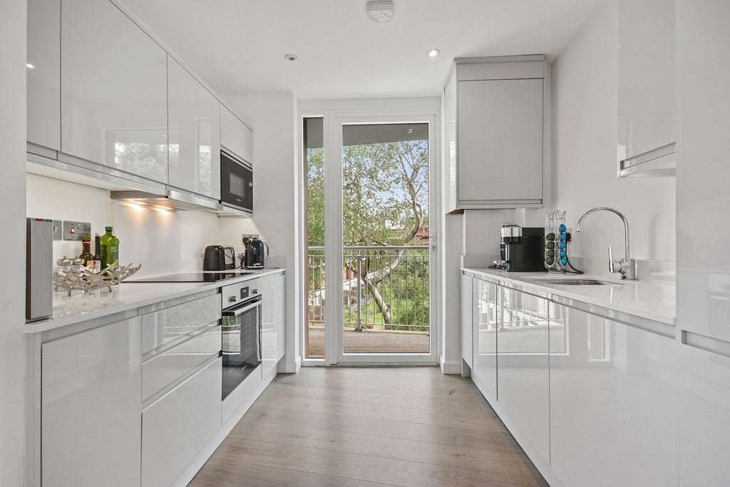 Flat Elmfield Road in Greater London