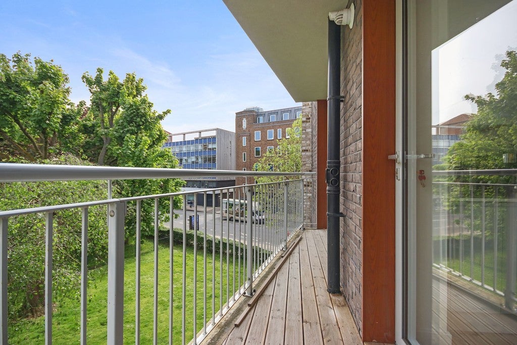 Flat Elmfield Road in Greater London