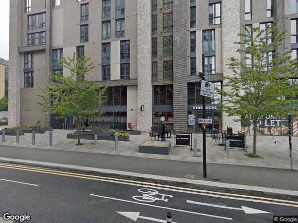 Flat Dingwall Road in Greater London