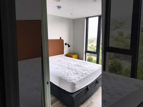 Flat Dingwall Road in Greater London