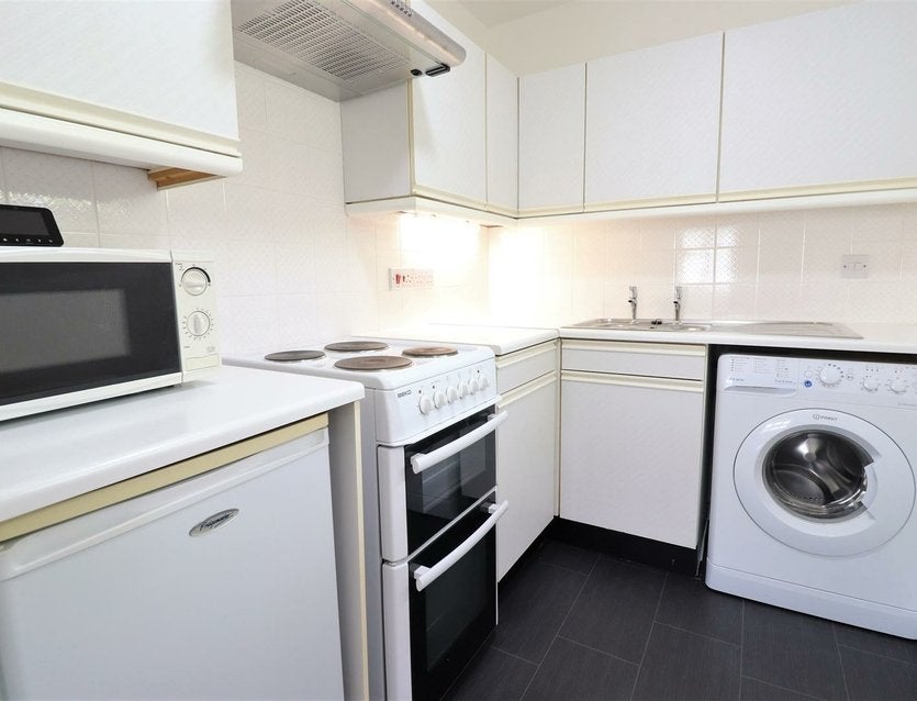 Flat Clarkes Drive in Greater London