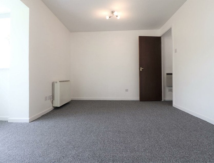 Flat Clarkes Drive in Greater London
