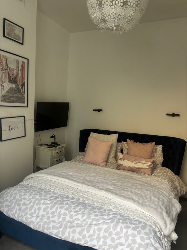Room Queen's Crescent in Greater London