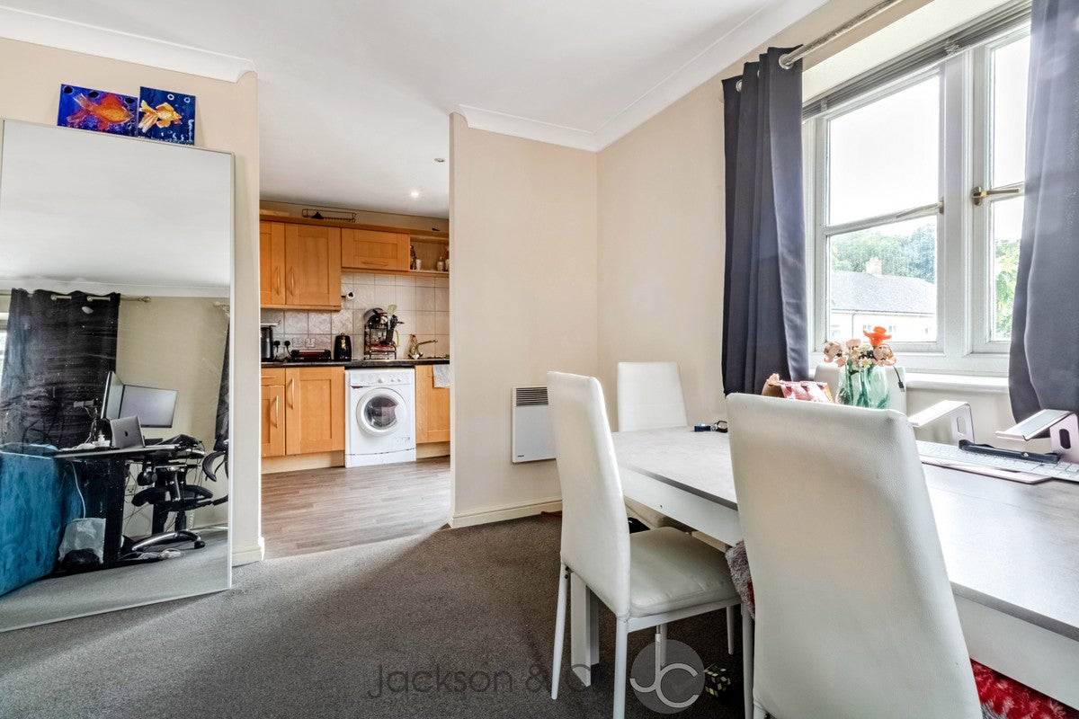Flat Albany Gardens in Colchester