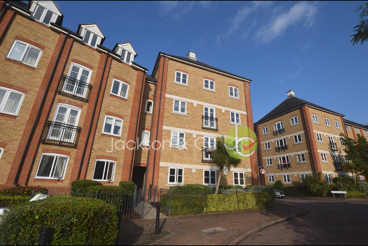 Flat Albany Gardens in Colchester