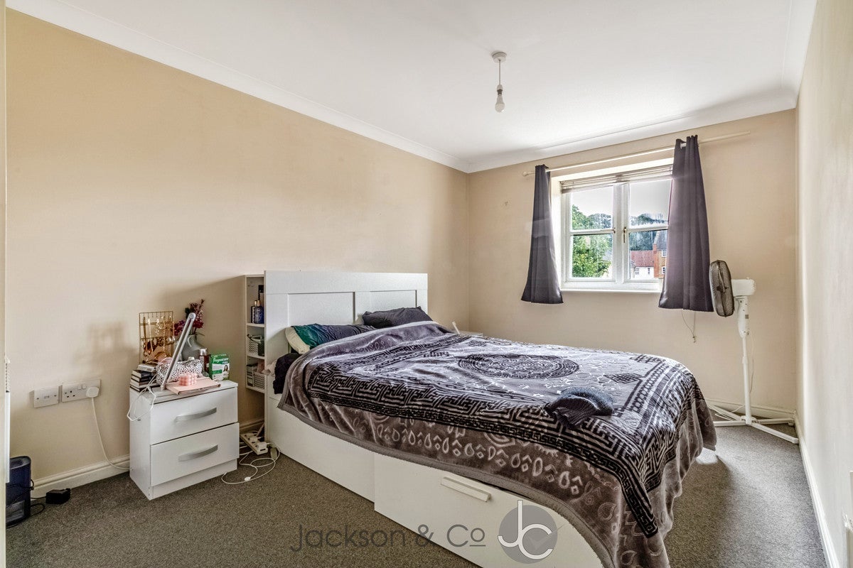 Flat Albany Gardens in Colchester