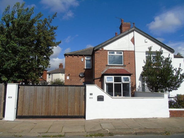 Flat Jessamine Avenue in Leeds